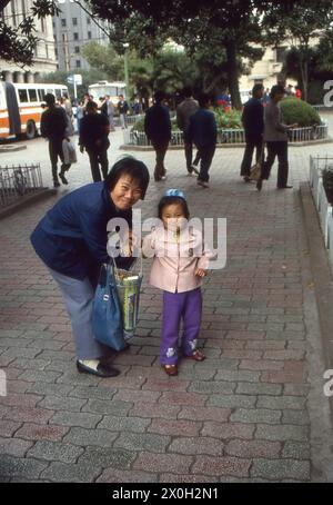 Eine Großmutter mit ihrem Enkel in Shanghai in China. Stockfoto