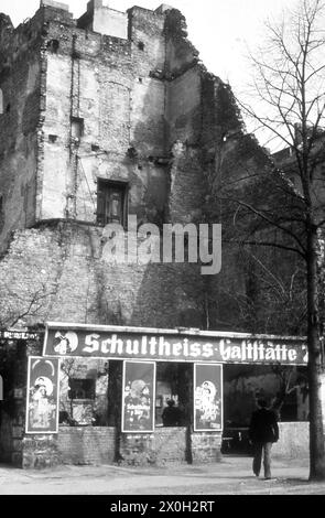 Die Ruine einer Kneipe mit der Inschrift „Schultheiss Restaurant“ auf dem Winterfeldplatz in Schöneberg. Rechts ist ein Mann. Stockfoto