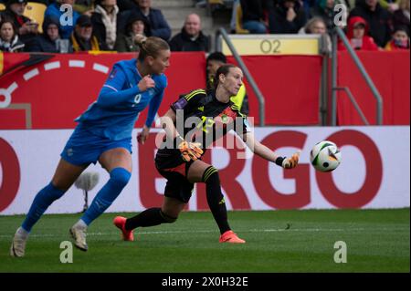 Aachen, Deutschland. April 2024. Aachen, 09. April 2024: Torhüterin Ann-Katrin Berger (12 Deutschland) rollt den Ball während des Qualifikationsspiels zur UEFA Women's EURO 2025 zwischen Deutschland und Island im Tivoli in Aachen (Martin Pitsch/SPP) Credit: SPP Sport Press Photo. /Alamy Live News Stockfoto