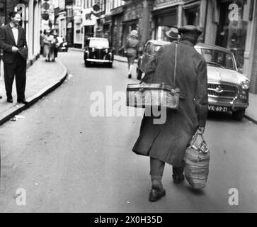 Ein Mann auf dem Heimweg in den Straßen Amsterdams. [Automatisierte Übersetzung] Stockfoto