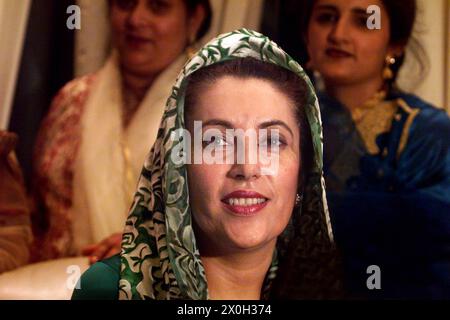 BENAZIR BHUTTO pakistanische Politikerin und Staatsfrau, die von 1988 bis 1990 11. Und 13. Premierminister Pakistans war. Bei einer Hochzeit im August 1999 im GUS-Gebäude MANCHESTER. UK PICTURE Garyroberts/worldwidefeatures.com Stockfoto