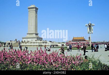 Der Platz des Himmlischen Friedens in Peking und auf der linken Seite des Bildes das Denkmal für die Helden des Volkes. Im Hintergrund das Tor des himmlischen Friedens. [Automatisierte Übersetzung] Stockfoto