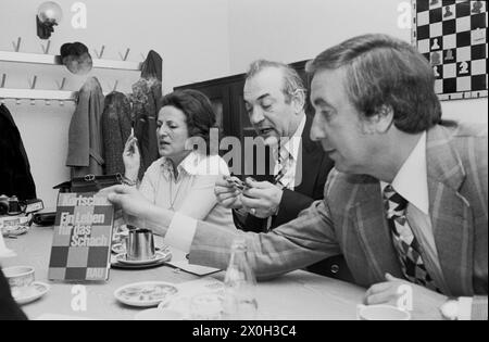 'Schachgroßmeister Viktor Korchnoi, der ewige Zweiter, kurz nach seiner Auswanderung in den Westen, bei der Buchpräsentation 'Ein Leben für Schach' in Köln. [Automatisierte Übersetzung]“ Stockfoto