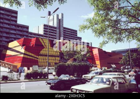Ein Cabriolet fährt auf der Straße vor dem Schwebylon-Einkaufszentrum im Münchner Stadtteil Schwebing. [Automatisierte Übersetzung] Stockfoto