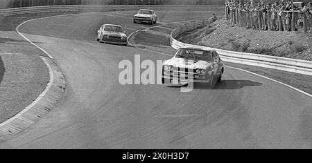 Tourenwagen-Rennen auf dem Nürburgring, Nordschleife, Ford Capri, Vorderrad hebt ab, spektakuläre Kurventechnik [automatisierte Übersetzung] Stockfoto