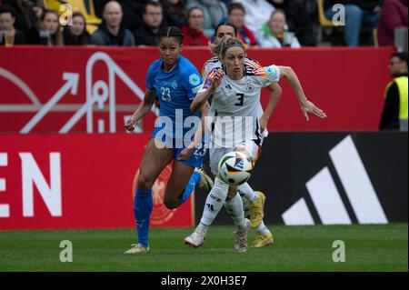 Aachen, Deutschland. April 2024. Aachen, Deutschland, 09. April 2024: Kathrin Hendrich (3 Deutschland) und Sveindis Jonsdottir (23 Island) kämpfen um den Ball während des Qualifikationsspiels zur UEFA Women's EURO 2025 zwischen Deutschland und Island beim Tivoli in Aachen (Martin Pitsch/SPP). /Alamy Live News Stockfoto