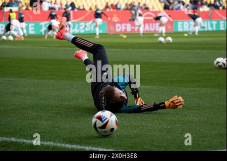 Aachen, Deutschland. April 2024. Aachen, Deutschland, 09. April 2024: Torhüterin Ann-Katrin Berger (12 Deutschland) wärmt sich während des Qualifikationsspiels zur UEFA Women's EURO 2025 zwischen Deutschland und Island im Tivoli in Aachen auf (Martin Pitsch/SPP) Credit: SPP Sport Press Photo. /Alamy Live News Stockfoto