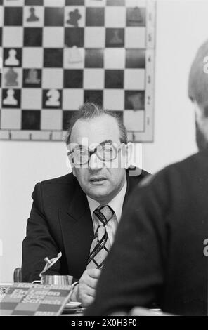 'Schachgroßmeister Viktor Korchnoi, der ewige Zweiter, kurz nach seiner Auswanderung in den Westen, bei der Buchpräsentation 'Ein Leben für Schach' in Köln. [Automatisierte Übersetzung]“ Stockfoto