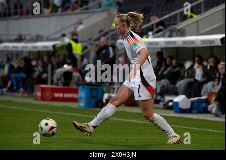 Aachen, Deutschland. April 2024. Aachen, 09. April 2024: Lea Schuller (7 Deutschland) übergibt beim Tivoli in Aachen (Martin Pitsch/SPP) das Qualifikationsspiel ZUR EM 2025 zwischen Deutschland und Island. /Alamy Live News Stockfoto