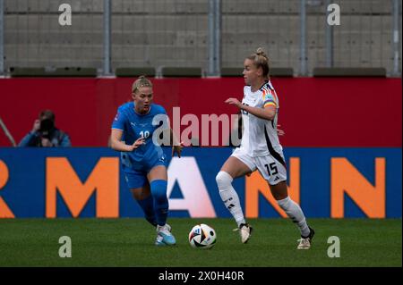 Aachen, Deutschland. April 2024. Aachen, 09. April 2024: Giulia Gwinn (15 Deutschland) kontrolliert den Ball während des Qualifikationsspiels zur UEFA Women's EURO 2025 zwischen Deutschland und Island beim Tivoli in Aachen (Martin Pitsch/SPP) Credit: SPP Sport Press Photo. /Alamy Live News Stockfoto