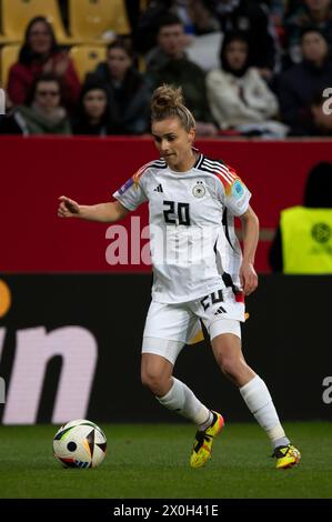 Aachen, Deutschland. April 2024. Aachen, 09. April 2024: Lina Magull (20 Deutschland) kontrolliert den Ball während des Qualifikationsspiels zur UEFA Women's EURO 2025 zwischen Deutschland und Island beim Tivoli in Aachen (Martin Pitsch/SPP) Credit: SPP Sport Press Photo. /Alamy Live News Stockfoto