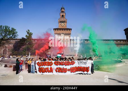 Mailand, Italien. April 2024. Mailand, der Flashmob der Studenten auf der Piazza Castello gegen Völkermord, Verdienstschule und Repression. Auf dem Foto: Ein Moment der Veranstaltung Credit: Independent Photo Agency/Alamy Live News Stockfoto