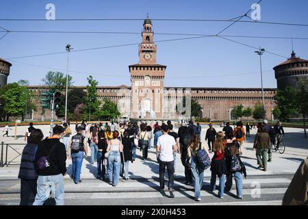 Mailand, Italien. April 2024. Mailand, der Flashmob der Studenten auf der Piazza Castello gegen Völkermord, Verdienstschule und Repression. Auf dem Foto: Ein Moment der Veranstaltung Credit: Independent Photo Agency/Alamy Live News Stockfoto