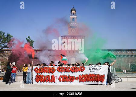 Mailand, Italien. April 2024. Mailand, der Flashmob der Studenten auf der Piazza Castello gegen Völkermord, Verdienstschule und Repression. Auf dem Foto: Ein Moment der Veranstaltung Credit: Independent Photo Agency/Alamy Live News Stockfoto