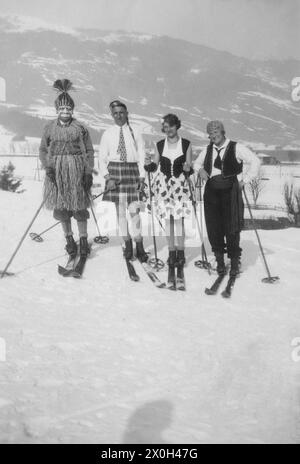 Skifahrer in Karnevalskostümen beim jährlichen Karnevalsskifahren am Firstalm in Spitzing auf dem Jochberg im bayerischen Alpenvorland. [Automatisierte Übersetzung] Stockfoto