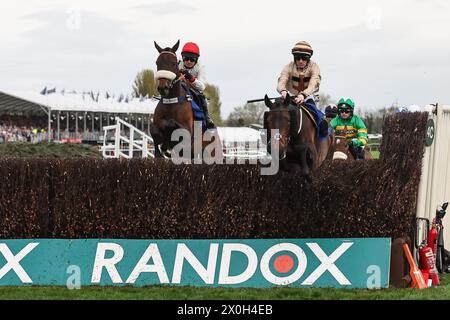 Chianti Classico, geritten von David Bass und Broadway Boy, geritten von Sam Twiston-Davies, führen das Feld während der Huyton Asphalt Franny Blennerhassett Memorial Mildmay Novices’ Steeple Chase (Klasse 1) während des Randox Grand National 2024 Ladies Day auf der Aintree Racecourse, Liverpool, Großbritannien, 12. April 2024 (Foto: Mark Cosgrove/News Images) in , am 12.04.2024. (Foto: Mark Cosgrove/News Images/SIPA USA) Stockfoto