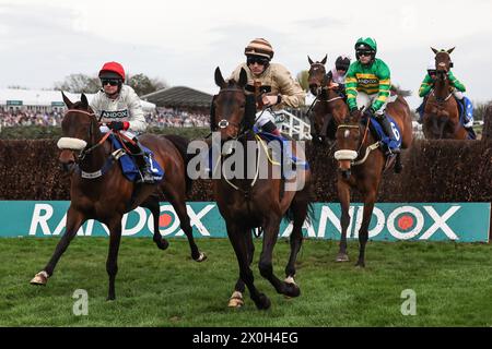 Chianti Classico, geritten von David Bass und Broadway Boy, geritten von Sam Twiston-Davies, führen das Feld während der Huyton Asphalt Franny Blennerhassett Memorial Mildmay Novices’ Steeple Chase (Klasse 1) während des Randox Grand National 2024 Ladies Day auf der Aintree Racecourse, Liverpool, Großbritannien, 12. April 2024 (Foto: Mark Cosgrove/News Images) in , am 12.04.2024. (Foto: Mark Cosgrove/News Images/SIPA USA) Stockfoto