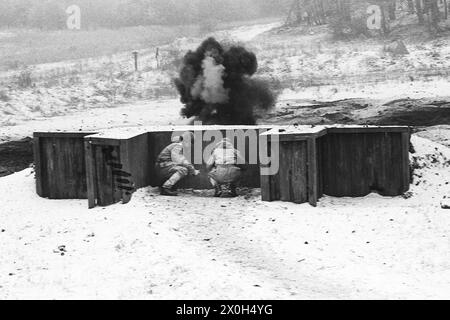 Truppenübung: Deckung! Die Handgranate explodiert, beide Soldaten suchen Deckung in der Anlage [automatisierte Übersetzung] Stockfoto