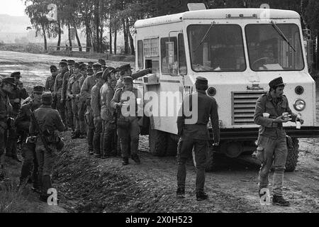 Truppenübung: Die amerikanischen Food Trucks, die Hamburger und Cola verkauften, waren ein Hit auf dem militärischen Trainingsgelände. Lange Warteschlangen bildeten sich vor dem ungewöhnlichen Fast Food. [Automatisierte Übersetzung] Stockfoto