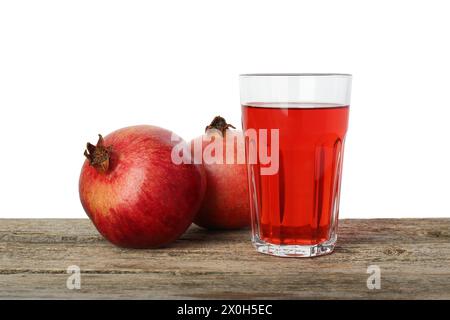 Erfrischender Granatapfelsaft im Glas und Obst auf Holztisch vor weißem Hintergrund Stockfoto