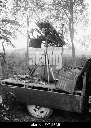 Ein Geschützwagen mit vier Maschinengewehren ist auf dem Ladebereich eines russischen Lastwagens an der Ostfront montiert. Es wird für das Beschießen auf Flugzeuge verwendet. Das Bild wurde von einem Mitglied des Radfahrgrenadierregiments 2/Radfahrsicherungsregiment 2 an der Ostfront aufgenommen. [Automatisierte Übersetzung] Stockfoto