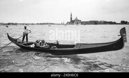 Ein Paar auf einer romantischen Gondelfahrt in Venedig. [Automatisierte Übersetzung] Stockfoto