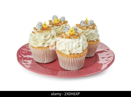 Leckere Ostercupcakes mit Vanillecreme isoliert auf weiß Stockfoto