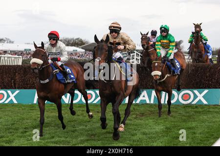 Chianti Classico, geritten von David Bass und Broadway Boy, geritten von Sam Twiston-Davies, führen das Feld während der Huyton Asphalt Franny Blennerhassett Memorial Mildmay Novices' Steeple Chase (Klasse 1) während des Randox Grand National 2024 Ladies Day auf der Aintree Racecourse, Liverpool, Großbritannien, 12. April 2024 (Foto: Mark Cosgrove/News Images) in, am 12.04.2024. (Foto: Mark Cosgrove/News Images/SIPA USA) Credit: SIPA USA/Alamy Live News Stockfoto