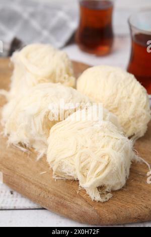 Östliche Süßigkeiten. Leckerer iranischer Paschmak auf weißem Holztisch, Nahaufnahme Stockfoto