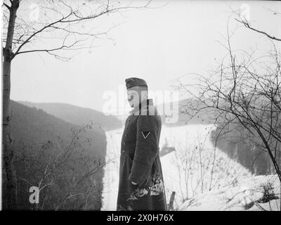 Ein Soldat posiert für ein Foto vor einer verschneiten Landschaft in Frankreich. Das Bild wurde von einem Mitglied des 154. Infanterieregiments/58. Infanteriedivision in Frankreich aufgenommen. [Automatisierte Übersetzung] Stockfoto