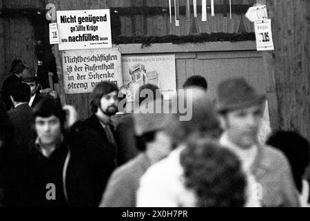 Besucher des Oktoberfestes im Pub im Festzelt. Damals kostete ein Bier 3,05 DM. [Automatisierte Übersetzung] Stockfoto