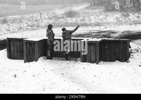 Truppenübung: Beobachtet von einem Sicherheitsoffizier wirft ein Soldat die Handgranate [automatisierte Übersetzung] Stockfoto