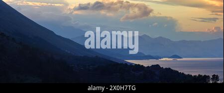 Panoramablick auf die Küstenberge am Skadar-See vom Schloss Rozafa bei Sonnenuntergang, Shkodër, Albanien. Stockfoto