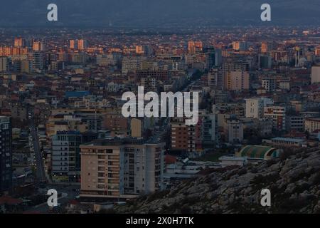 Sonnenuntergang (Abenddämmerung) in der Stadt Skadar (Shkodër) in Albanien, Blick von der Burg Rozafa auf die Stadt. Stockfoto