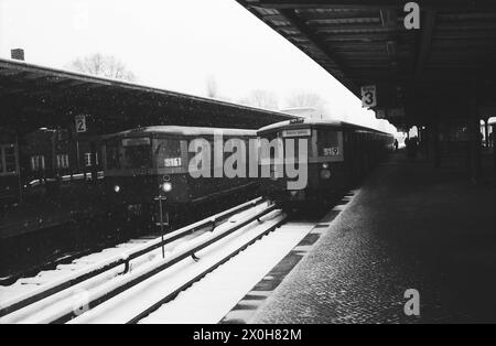 Der eisige Winter 86/87 hat die Stadt voll im Griff. Es schneit hier wieder. [Automatisierte Übersetzung] Stockfoto