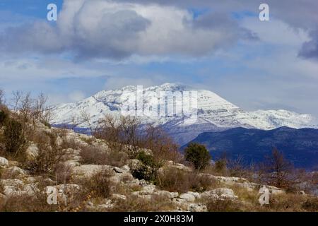 Blick vom Skadar-See auf die albanischen Alpen im frühen Frühling. Berge mit Schnee. Stockfoto