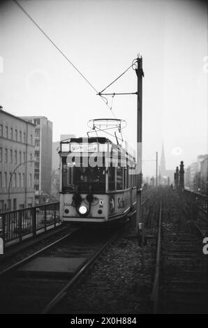 An der seit dem Mauerbau stillgelegten U-Bahn-Linie zwischen Nollendorfplatz und Bülowstraße in West-Berlin entstand eine Museumsstraßenbahn, da es in West-Berlin seit langem keine Straßenbahnlinie mehr gab 1982. [Automatisierte Übersetzung] Stockfoto