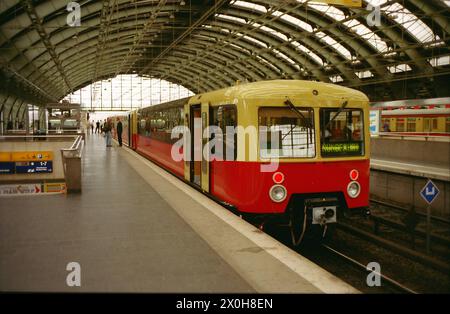 Feier am Ostbahnhof zum 10. Jahr der Schließung der Lücke am Bahnhof Friedrichstraße und Eröffnung der Glasempfangshalle am Ostbahnhof, Panorama-S-Bahn am Ostbahnhof Stockfoto