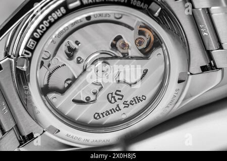 Tokio, Japan - 19. September 2022: Uhrwerk ist behins Glasgehäuse der automatischen Armbanduhr Grand Seiko Heritage Collection Spring Drive SBGA373 Stockfoto