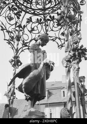 Der Brunnen ist eines der Wahrzeichen von Göttingen und Teil der lokalen Tradition. Laut Gewohnheit musste jeder neu eingeschriebene Schüler den Gänseliesel küssen. Es gibt mehrere Versionen dieser Benutzerdefiniert. Eine andere ist, dass die Kussanforderung auch nach dem Abschluss erfüllt werden muss. Jedenfalls ist die Gänseliesel das am meisten geküsste Mädchen in Göttingen. [Automatisierte Übersetzung] Stockfoto