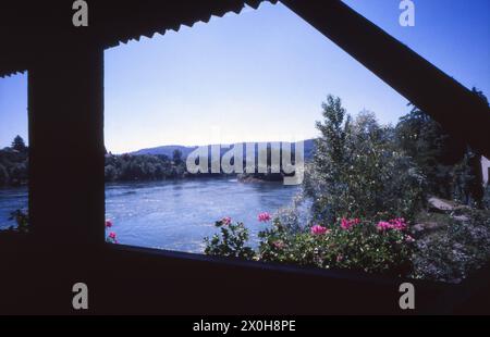 Bad Säckingen ein Spaziergang durch die Stadt hier die hölzerne Rheinbrücke in die Schweiz [automatisierte Übersetzung] Stockfoto