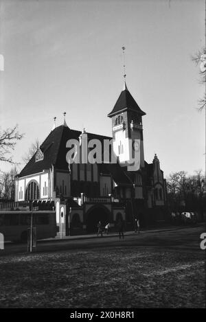 In einer Tour de Force setzte die BVG die Wannseebahn im Winter 84–85 wieder in den Personenverkehr ein. Hier der Bahnhof Nikolassee, diesmal in schwarz-weiß. [Automatisierte Übersetzung] Stockfoto