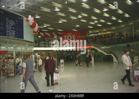 Feier am Ostbahnhof zum 10. Jahr der Schließung der Lücke am Bahnhof Friedrichstraße und Eröffnung der Glasempfangshalle am Ostbahnhof, Panorama-S-Bahn am Ostbahnhof Stockfoto