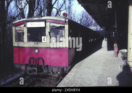 In einer Tour de Force setzte die BVG die Wannseebahn im Winter 84–85 wieder in den Personenverkehr ein. Der Zug fährt am Bahnhof Nikolassee. [Automatisierte Übersetzung] Stockfoto