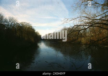 Der Volkspark schlängelt sich entlang einer Kette von Seen glazialen Ursprungs vom Schöneberger Rathaus bis zur Stadtautobahn im Westen. [Automatisierte Übersetzung] Stockfoto