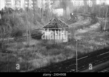 Das Bild links zeigt die Gleise der Nordstrecke von Gesundbrunnen (West-Berlin) das Stellwerk ist längst stillgelegt. Die Bahnanlagen im Vordergrund gehören noch heute zum Bahnhof Gesundbrunnen. [Automatisierte Übersetzung] Stockfoto