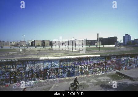 Die graffiti-bemalte Wand am Potsdamer Platz. Das Achteck des Leipziger Platzes ist im Grenzbereich zwischen den beiden Mauern deutlich sichtbar. Ebenso die ummauerten Eingänge zum U-Bahnhof und dem angrenzenden S-Bahnhof, dessen Eingänge in West-Berlin mit einer Verkleidung auf der rechten Seite verschlossen sind. Alles andere im Bahnhof ist in Ost-Berlin. Der freie Blick auf die ehemaligen preußischen Regierungsgebäude ist nach der Wiedervereinigung nicht mehr möglich. [Automatisierte Übersetzung] Stockfoto