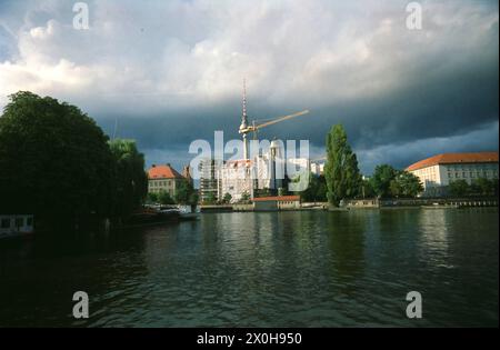 Blick vom Museumshafen über die Spree zum Fernsehturm [automatisierte Übersetzung] Stockfoto