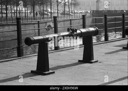 Am Spreeufer in der Nähe der Museumsinsel und des Berliner Doms ist ein altes Kanonenfass zu sehen [automatisierte Übersetzung] Stockfoto