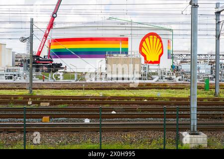 Royal Shell-Lagertank am Terminal Royal Shell-Lagertank am Terminal im Hafen von Rotterdam bei Pernis. Rotterdam, Niederlande. Rotterdam Pernis Vondelingenweg Zuid-Holland Nederland Copyright: XGuidoxKoppesxPhotox Stockfoto